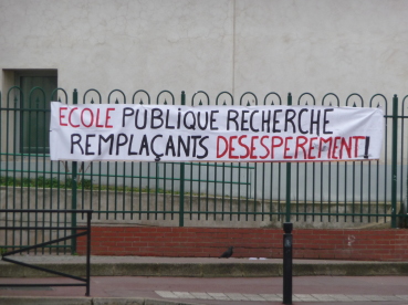 Photos des banderoles pour demander des remplaçants
